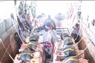 TNI melakukan operasi airdrop dengan dua pesawat angkut untuk menyalurkan bantuan ke wilayah Aceh Tamiang yang terputus akses darat akibat banjir.