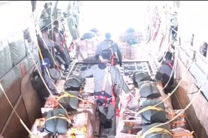 TNI melakukan operasi airdrop dengan dua pesawat angkut untuk menyalurkan bantuan ke wilayah Aceh Tamiang yang terputus akses darat akibat banjir.