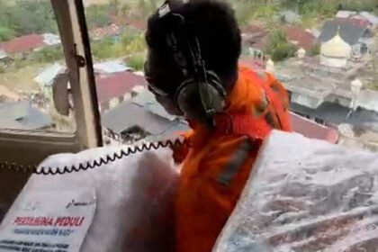 Helikopter Pertamina menebar bantuan dari udara untuk warga Aceh Tamiang yang terputus akses akibat bencana.