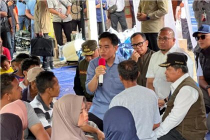 Wapres Gibran Rakabuming Raka meninjau langsung kondisi pengungsi dan memastikan percepatan penanganan bencana di Agam, Sumatra Barat.