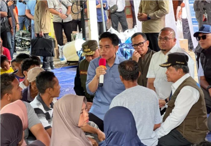 Wapres Gibran Rakabuming Raka meninjau langsung kondisi pengungsi dan memastikan percepatan penanganan bencana di Agam, Sumatra Barat.