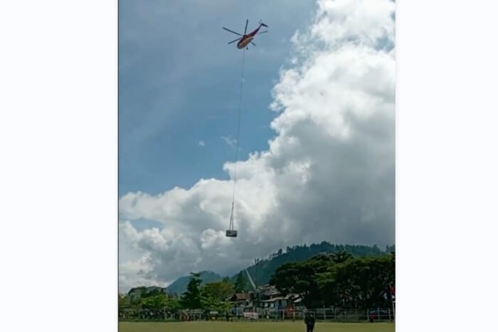 Genset 250 kWh diterbangkan helikopter BNPB menuju RS di Takengon untuk memasok listrik darurat pascabencana.