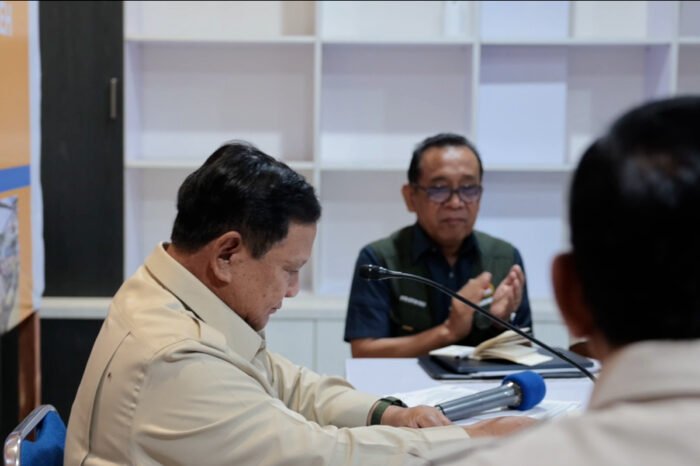 Presiden Prabowo Subianto memberikan arahan dalam rapat terbatas penanganan bencana di Aceh.