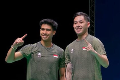 Sabar Karyaman Gutama/Moh Reza Pahlevi tampil gemilang dan menundukkan Aaron Chia/Soh Wooi Yik, membawa Indonesia unggul 2-0 pada final beregu putra SEA Games 2025.