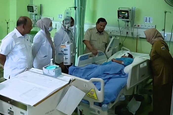 Presiden Prabowo Subianto menjenguk siswa korban tabrakan mobil SPPG di RSUD Koja, Jakarta Utara.