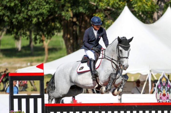 Tim equestrian Indonesia merayakan medali emas bersejarah nomor show jumping team di SEA Games 2025 Thailand.