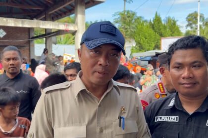 Menteri Sekretaris Negara Prasetyo Hadi mendampingi Presiden Prabowo saat mengunjungi posko pengungsi di Palembayan, Kabupaten Agam, Sumatra Barat. (Foto: Ist)