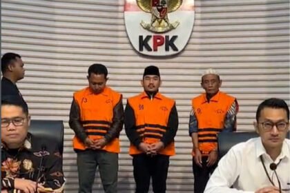 KPK resmi menetapkan Bupati Bekasi Ade Kuswara dan ayahnya sebagai tersangka dugaan suap ijon proyek setelah OTT pada Desember 2025.
