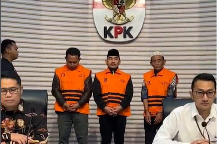 KPK resmi menetapkan Bupati Bekasi Ade Kuswara dan ayahnya sebagai tersangka dugaan suap ijon proyek setelah OTT pada Desember 2025.