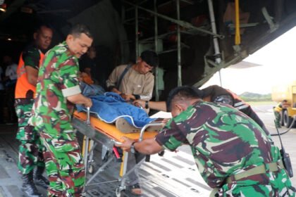 Pesawat C-130 Hercules TNI AU saat menjalankan misi evakuasi medis udara demi mempercepat penanganan pasien darurat.