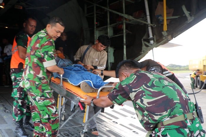 Pesawat C-130 Hercules TNI AU saat menjalankan misi evakuasi medis udara demi mempercepat penanganan pasien darurat.