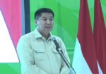 Menteri PKP Maruarar Sirait berdialog dengan warga saat akad massal rumah subsidi FLPP di Kota Serang, Banten.