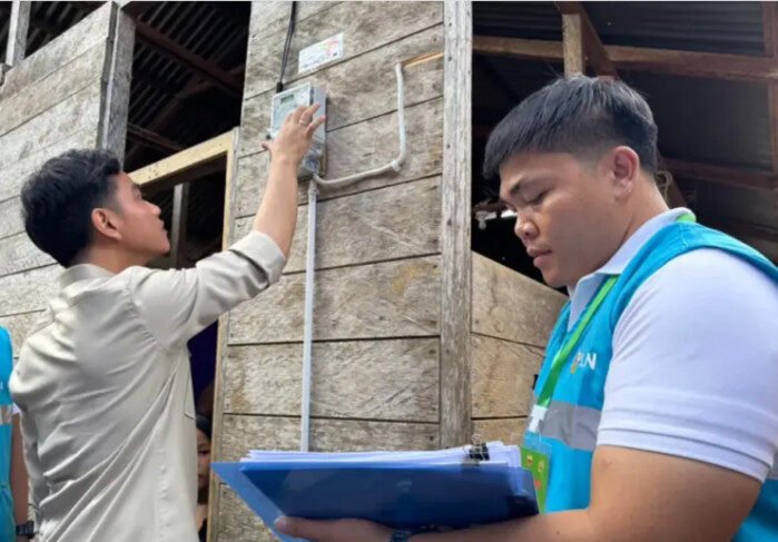 Wapres Gibran Rakabuming Raka meninjau langsung pemasangan listrik baru bagi warga Desa Hilisebua, Kabupaten Nias, sebagai bagian dari program pemerataan akses energi nasional.