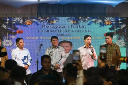 Wapres Gibran Rakabuming menghadiri perayaan Natal bersama ribuan jemaat di Kota Bitung, Sulawesi Utara, Senin malam (22/12/2025).