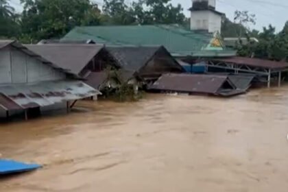 Banjir bandang di Kecamatan Tebing Tinggi, Balangan, Kalimantan Selatan, menyebabkan warga kekurangan alkon dan logistik meski air telah surut, dengan lumpur tebal masih menutup permukiman.