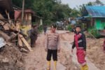 Material longsor menimbun jalan utama hingga membuat sejumlah desa di Parmonangan hanya dapat menerima bantuan melalui udara.