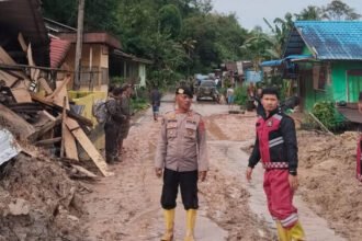 Material longsor menimbun jalan utama hingga membuat sejumlah desa di Parmonangan hanya dapat menerima bantuan melalui udara.