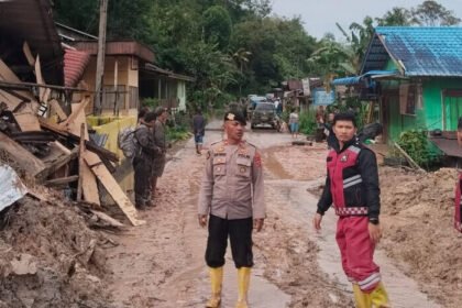 Material longsor menimbun jalan utama hingga membuat sejumlah desa di Parmonangan hanya dapat menerima bantuan melalui udara.