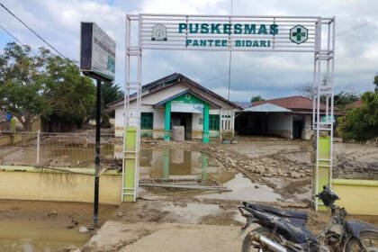 Puluhan fasilitas kesehatan di Aceh Timur rusak akibat banjir, memaksa layanan medis dialihkan sementara demi keselamatan warga.