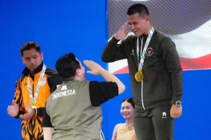 Rizki Juniansyah mencetak sejarah baru di SEA Games 2025 dengan meraih emas kelas 79 kg putra sekaligus memecahkan rekor dunia angkat besi.