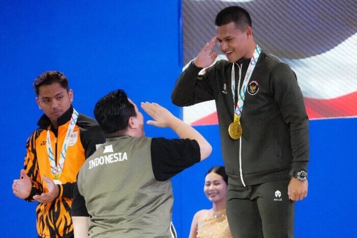Rizki Juniansyah mencetak sejarah baru di SEA Games 2025 dengan meraih emas kelas 79 kg putra sekaligus memecahkan rekor dunia angkat besi.