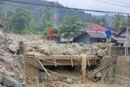 Banjir bandang kembali melanda Maninjau, Agam, akibat luapan Sungai Batang Aia Pisang setelah hujan deras mengguyur wilayah Sumatra Barat.