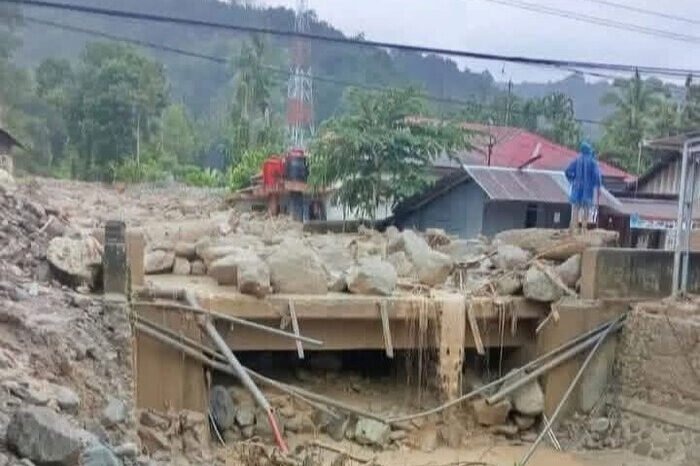 Banjir bandang kembali melanda Maninjau, Agam, akibat luapan Sungai Batang Aia Pisang setelah hujan deras mengguyur wilayah Sumatra Barat.