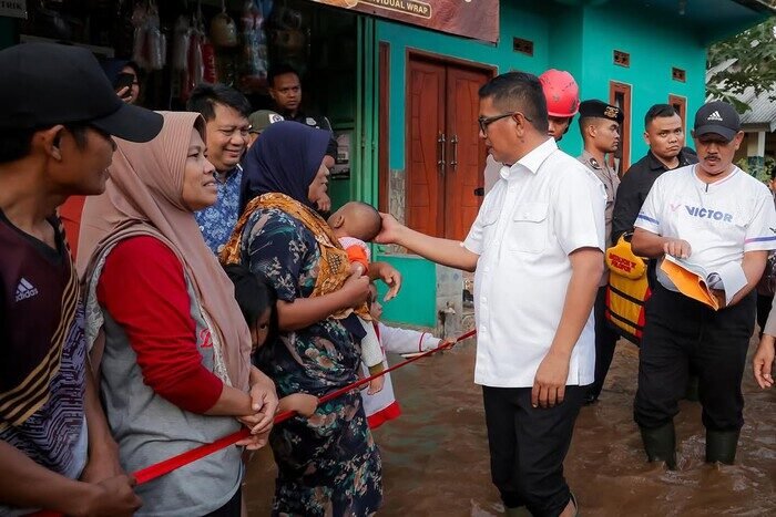 Banjir akibat cuaca ekstrem merendam puluhan desa di Kabupaten Serang dan berdampak pada ribuan warga.