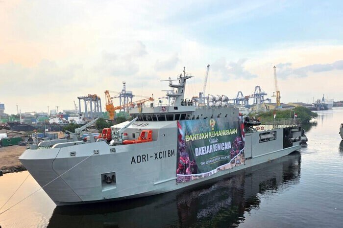 Pengiriman logistik skala besar TNI AD melalui Kapal ADRI XCII-BM dari Tanjung Priok menuju wilayah bencana di Sumatera.