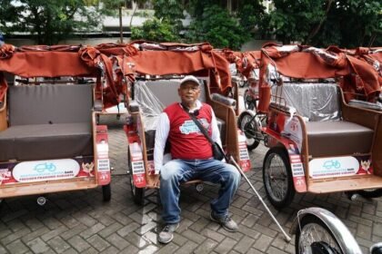 Becak listrik bantuan Presiden Prabowo Subianto mulai digunakan penarik becak lansia di Kota Solo.