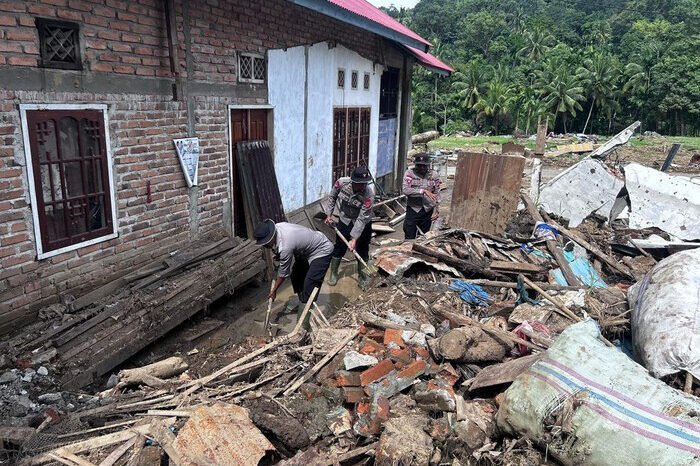 Sisingkan Lengan Seragam, Brimob Turun Langsung Bersihkan Rumah Warga Agam 12 Sisingkan Lengan Seragam, Brimob Turun Langsung Bersihkan Rumah Warga Agam