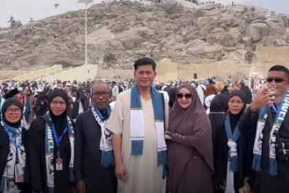 Foto Bupati Aceh Selatan Mirwan MS saat umrah yang viral dan memicu pencopotan dirinya dari jabatan Ketua DPC Gerindra.