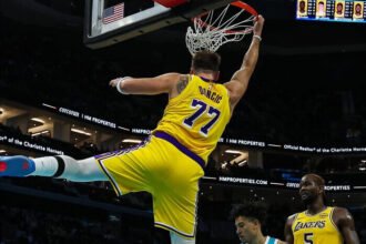Luka Doncic berjalan tertatih sebelum akhirnya meninggalkan lapangan dalam kekalahan telak Lakers dari Clippers.