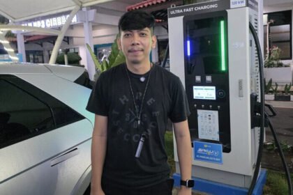 Pengguna kendaraan listrik menikmati perjalanan mudik Nataru 2025–2026 dengan dukungan SPKLU yang semakin luas dan andal.