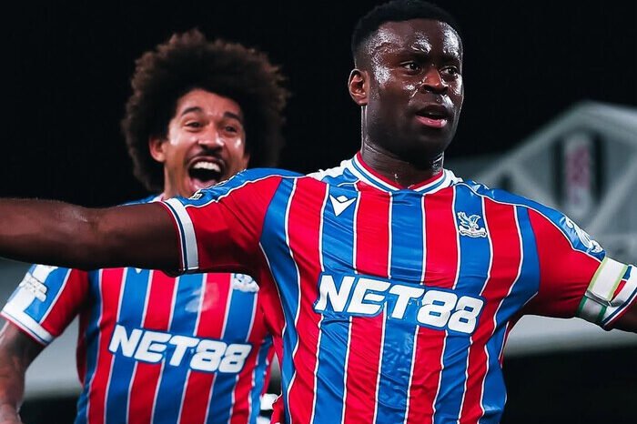 Crystal Palace rayakan kemenangan penting yang mengantar mereka naik ke empat besar Liga Inggris.