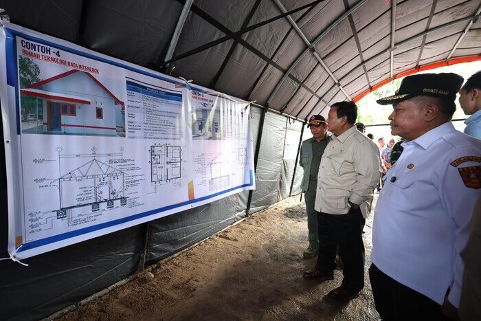 Presiden Prabowo Subianto meninjau langsung Posko Pengungsi SD 05 Kayu Pasak, Agam, dan memastikan pembangunan hunian layak bagi korban banjir bandang.
