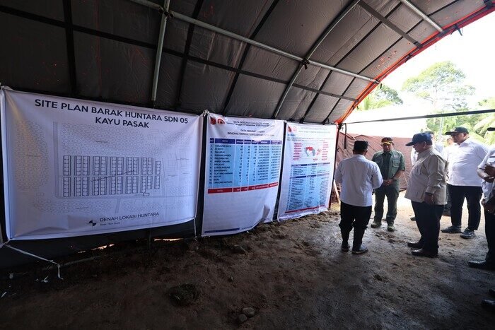 Presiden Prabowo Subianto meninjau langsung kondisi pengungsi bencana di Kabupaten Agam, Sumatera Barat, sekaligus memastikan percepatan pembangunan hunian sementara dan hunian tetap.