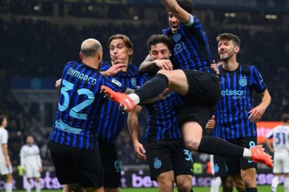 Inter Milan naik ke puncak klasemen Serie A 2025/2026 setelah menghancurkan Como 4-0 di Giuseppe Meazza, menegaskan dominasi tim asuhan Chivu di kompetisi domestik.