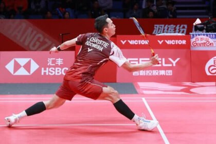 Jonatan Christie belum mampu menahan laju Kunlavut Vitidsarn pada laga perdana Grup A BWF World Tour Finals 2025 di Hangzhou.