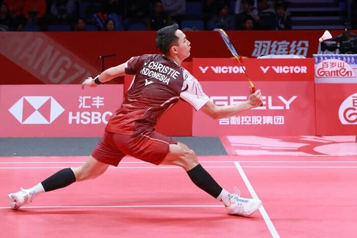 Jonatan Christie belum mampu menahan laju Kunlavut Vitidsarn pada laga perdana Grup A BWF World Tour Finals 2025 di Hangzhou.