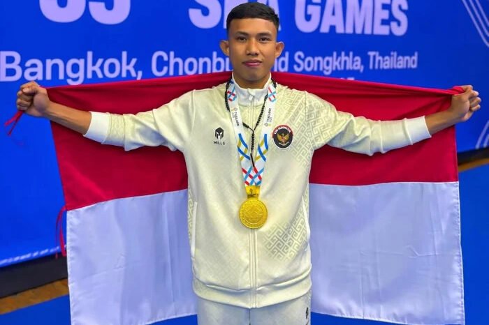 Riyan Jefri H Lumbanbatu merayakan kemenangan emas tunggal kickboxing Indonesia di SEA Games ke-33 Thailand 2025.