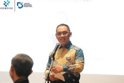 Komdigi meminta Google menurunkan aplikasi pelacak debt collector ilegal demi melindungi data pribadi masyarakat.