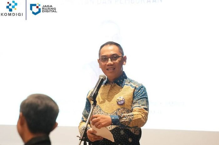 Komdigi meminta Google menurunkan aplikasi pelacak debt collector ilegal demi melindungi data pribadi masyarakat.