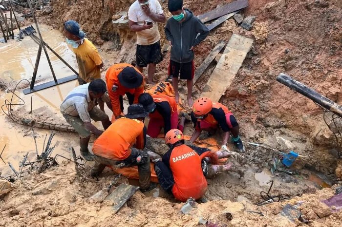 Tim Basarnas evakuasi korban bencana tanah longsor di daerah Gang Perjuangan, Parambunan Kecamatan Sibolga Selatan, Kab. Sibolga. Minggu, 30/11/2025. Dimana korban meninggal dunia mencapai 442 jiwa.