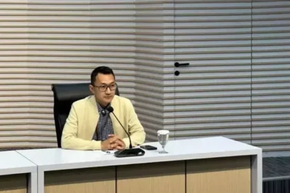 KPK kembali menggeser fokus penyidikan dengan memanggil Komisaris Utama Inhutani-V, Apik Karyana, untuk memberikan kesaksian terkait dugaan transaksi suap dalam pengelolaan kawasan hutan perusahaan negara tersebut.