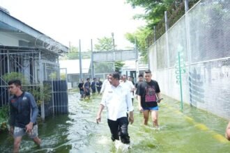 Mashudi bersama jajaran Ditjenpas memeriksa area lapas yang terendam banjir di Langkat, Sumatera Utara.
