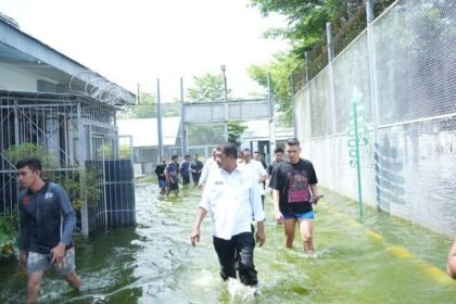 Mashudi bersama jajaran Ditjenpas memeriksa area lapas yang terendam banjir di Langkat, Sumatera Utara.