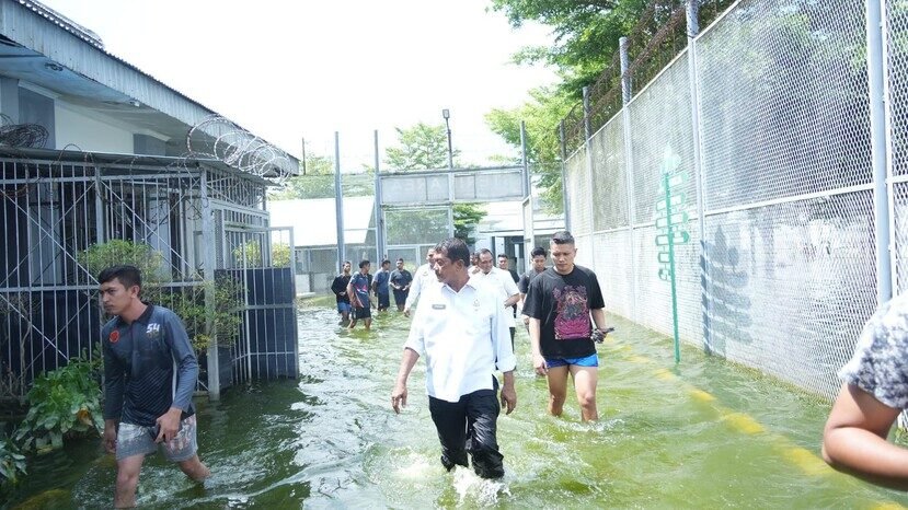 Mashudi bersama jajaran Ditjenpas memeriksa area lapas yang terendam banjir di Langkat, Sumatera Utara.