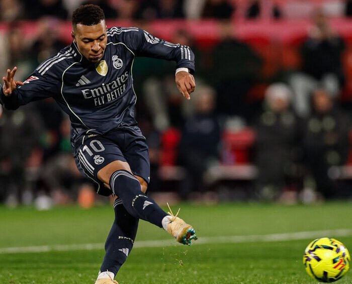 Real Madrid ditahan imbang Girona pada lanjutan La Liga, membuat peluang menyalip Barcelona kembali tertunda.