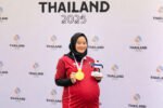 Medina Warda Aulia mengangkat medali SEA Games 2025 setelah berjuang di tengah kehamilan tujuh bulan.